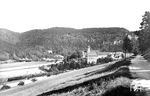 18 497 vom Bw Ulm mit E 580 vor der Kulisse des seit 1863 bestehendes Benediktinerkloster in Beuron im Oberen Donautal. (1953) <i>Foto: Carl Bellingrodt</i>