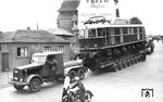 Transport der (Nürnberger !) E 19 11 zur Verkehrsausstellung "Schiene und Straße" in der Essener Gruga. (06.09.1951) <i>Foto: Carl Bellingrodt</i>