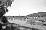 E 17 12 überquert mit P 1194 die Altmühl bei Treuchtlingen. (19.05.1960) <i>Foto: Helmut Röth</i>