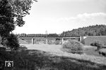 E 94 116 vom Bw München Ost rumpelt bei Treuchtlingen über die Altmühlbrücke. (19.05.1960) <i>Foto: Helmut Röth</i>