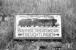 Hinweisschild zum traditionsreichen Bahnbetriebswerk Treuchtlingen. Treuchtlingen war vor der Eisenbahnzeit ein kleiner, unbedeutender Ort, an dem wegen topografischer Schwierigkeiten sogar die erste bayerische Fernbahn, die Ludwigs-Süd-Nord-Bahn, vorbei gebaut wurde. Mit der am 12. April 1870 fertig gestellten Bahnlinie Treuchtlingen - Ingolstadt - München entstand auch das Bw Treuchtlingen "auf der grünen Wiese". In seiner Blütezeit beförderten 01 des Bw Treuchtlingen sogar den F 33/34 "Gambrinus" bis Frankfurt. 1954 bestand sogar ein Langlauf von 400 km bis nach Koblenz. (19.05.1960) <i>Foto: Helmut Röth</i>