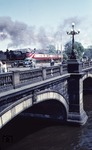 Vorfrühling auf der Lombardsbrücke in Hamburg: Ein VT 11 nach Altona kreuzt einen Güterzug mit einer unbekannten 41er und der Harburger 93 982.  (04.1960) <i>Foto: Walter Hollnagel</i>