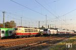 Und wenn schon eine schöne Lok in Solingen steht, kann man auch ein paar vorbeifahrende Züge mit ihr ablichten, wie hier den IC 2043 von Köln nach Magdeburg mit 146 555. (22.09.2020) <i>Foto: Joachim Bügel</i>