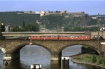 Vor der Kulisse der Festung Ehrenbreitstein überquert 426 001 die Moselbrücke in Koblenz. (17.07.1978) <i>Foto: Peter Schiffer</i>
