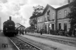 57 1885 im Bahnhof Braunau am Inn, der Tage zuvor noch Grenzbahnhof zu Deutschland war. Die Lok des Bw Kiel war im März 1938 kurzfristig für Truppentransporte nach Österreich an die RBD München verliehen. Bekannt wurde Braunau als Geburtsort Adolf Hitlers.  (03.1938) <i>Foto: RVM</i>