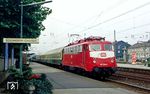 Als erste Lok dieser Baureihe erschien 110 508 im Juni 1987 im neuen DB-Farbkonzept orientrot/weiß. Hier trifft sie mit D 246 (Warschau - Posen - Frankfurt/Oder - Berlin Stadtbahn - Helmstedt - Hannover - Hamm - Wuppertal - Köln) in Solingen-Ohligs (heute: Solingen Hbf) ein. (25.08.1987) <i>Foto: Joachim Bügel</i>
