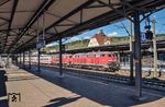 218 434 und 218 487 fahren mit IC 2013 aus Stuttgart im menschenleeren Bahnhof Plochingen ein, wo der Zug planmäßig von 15.12 Uhr - 15.14 Uhr Aufenthalt hat. (28.09.2020) <i>Foto: Joachim Schmidt</i>
