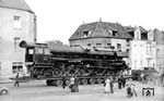 Überführung der 05 003 (Bw Hamm) vom Bahnhof Essen-Rüttenscheid zur NRW-Landesausstellung "Schiene und Straße" in der Gruga. (05.09.1951) <i>Foto: Carl Bellingrodt</i>