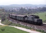 193 018-9 legt sich vor N 5890 (Lauda - Würzburg) bei Gerlachsheim in die Kurve. Fünf Jahre zuvor war dies noch eine 23er... (vgl. Bild Nr. 4052). (06.05.1978) <i>Foto: Peter Schiffer</i>