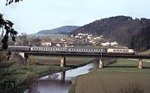 Eine unbekannte 103 vor einem Eilzug Nürnberg - München auf der Altmühlbrücke bei Treuchtlingen.	 (05.05.1978) <i>Foto: Peter Schiffer</i>