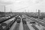 E 94 013 vom Bw Regensburg hat in Nürnberg Rbf einen Güterzug übernommen. Der 1903 in Betrieb genommene Rangierbahnhof zählt mit einer Länge von 5,2 Kilometern und einer größten Breite von 2,5 Kilometern bis heute weltweit zu den größten und leistungsfähigsten seiner Art. (27.05.1960) <i>Foto: Helmut Röth</i>