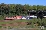 111 112 begegnet mit RE 10417 nach Dortmund der ausnahmsweise auf dem Ortsgleis verkehrenden Regionalbahn 32449 nach Köln (NX 442 159) in Wuppertal-Vohwinkel. (18.09.2020) <i>Foto: Wolfgang Bügel</i>