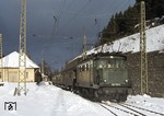 145 168-1 - mit elektrischer Widerstandsbremse ausgerüstet - im Bahnhof Seebrugg auf der Dreiseenbahn im Hochschwarzwald. (25.01.1978) <i>Foto: Peter Schiffer</i>