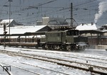 193 016 hilft als Schiebelok einem Güterzug die Geislinger Steige hinauf. (18.02.1978) <i>Foto: Peter Schiffer</i>