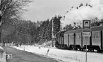 052 945 rollt mit N 2819 (Lichtenfels - Hof) auf den Bahnhof Falls zu, der heute längst Geschichte ist. (28.03.1972) <i>Foto: Burkhard Wollny</i>