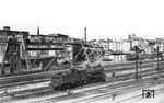 55 1894 (Bw Wuppertal-Langerfeld) wartet im Bahnhof Wuppertal-Oberbarmen auf neue Aufgaben. Im Hintergrund fährt die weltbekannte Wuppertaler Schwebebahn vorbei. (07.08.1950) <i>Foto: Carl Bellingrodt</i>