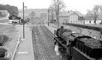001 008 fährt mit D 853 durch den Bahnhof Falls, dessen Existenz wie auch der Dampfzug längst Geschichte sind. (26.03.1972) <i>Foto: Burkhard Wollny</i>