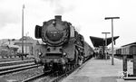 001 088 vor E 1622 nach Bamberg im Bahnhof Neuenmarkt-Wirsberg. (27.03.1972) <i>Foto: Burkhard Wollny</i>