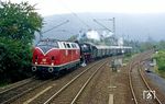 Da 1987 bis auf wenige Ausnahmen immer noch ein bundesweites Dampflokverbot bestand, erforderte die Überführung der 41 360 zwischen Betzdorf und Scheuerfeld zur Westerwaldbahn den Vorspann von 221 108. Aufnahme bei Betzdorf. (19.09.1987) <i>Foto: Joachim Bügel</i>