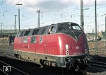 220 059-9 macht sich in Münster Hbf für den nächsten Einsatz fertig. (01.07.1971) <i>Foto: F.J. Goldsmith</i>