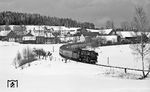 Nach einem etwas überraschenden, aber nur einen Tag anhaltenden Wintereinbruch zu Ostern 1972, rollt 001 103 bei Höflas mit dem E 658/852 vorbei. (28.03.1972) <i>Foto: Burkhard Wollny</i>