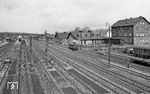 Nicht fehlen soll auch der Blick von der Brücke in den Bahnhof Neuenmarkt-Wirsberg auf den Bw-Teil, wo heute das DDM beheimatet ist.  (25.03.1972) <i>Foto: Burkhard Wollny</i>