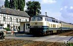 215 042 vom Bw Trier mit D 2136 (Münster - Trier) am damals noch handbedienten Bahnübergang der Turmhofstraße in Mechernich. (09.09.1987) <i>Foto: Joachim Bügel</i>