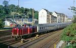 212 274 schiebt den N 5269 nach Solingen-Ohligs über Remscheid aus dem Bahnhof Wuppertal-Oberbarmen. (25.09.1987) <i>Foto: Wolfgang Bügel</i>