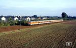 111 157 mit einer S 6 nach Essen bei Langenfeld-Berghausen. (25.09.1987) <i>Foto: Wolfgang Bügel</i>