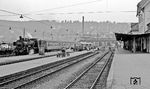 038 772 vor E 1946 nach Eutingen im Bahnhof Freudenstadt. (15.04.1972) <i>Foto: Burkhard Wollny</i>