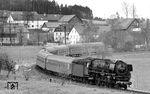 001 180 mit dem vereinigten E 658/852 und den Kurswagen aus Görlitz in der Höflaser Kurve vor Falls. (30.04.1972) <i>Foto: Burkhard Wollny</i>
