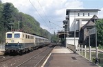 141 261-8 mit einem Nahverkehrszug nach Remagen im Bahnhof Rolandseck. (06.05.1977) <i>Foto: Peter Schiffer</i>