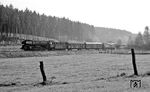 Etwas überraschend tauchte 01 0526 mit einem Güterzug bei Hönebach auf. Die Güterzugleistung nach Bebra Rbf war entweder eine Sonderleistung oder die Schnellzuglok musste ausnahmsweise für eine ausgefallene Güterzuglok einspringen. (07.05.1972) <i>Foto: Burkhard Wollny</i>