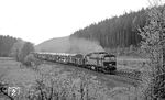 Am Nachmittag kehrte die Eisenacher DR 120 203 mit einem Güterzug zurück, aufgenommen bei Hönebach. (06.05.1972) <i>Foto: Burkhard Wollny</i>