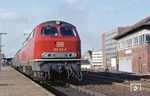 Ausfahrt der 218 123 mit einem Schnellzug in Richtung Hamburg im Bahnhof Neumünster. Das mechanische Stellwerk "Ns" wurde im Oktober 1994 durch ein elektronisches Stellwerk ersetzt.  (09.04.1972) <i>Foto: Dieter Junker</i>
