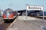 Ein 612 fährt aus dem Bahnhof Rendsburg. Der Zug wird gleich den Weg über die Hochbrücke über den Nord-Ostsee-Kanal in Richtung Süden nehmen. (09.04.1972) <i>Foto: Dieter Junker</i>