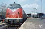 221 130 vom Bw Lübeck ist vor D 332 (Alborg - Köln) in Rendsburg angekommen. (09.04.1972) <i>Foto: Dieter Junker</i>