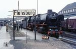 012 104 mit einem BDEF-Sonderzug im Bahnhof Flensburg. (09.04.1972) <i>Foto: Dieter Junker</i>