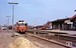T 2 der Schleswiger Kreisbahn (LHW, Baujahr 1925, 1960 modernisiert) im Bahnhof Süderbrarup, wo Anschluss an die Bahnstrecke Kiel - Flensburg bestand. (09.04.1972) <i>Foto: Dieter Junker</i>