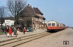 VB 125 und VT 85 haben im Bahnhof Schönberg die Fahrgäste aus Kiel entlassen. (09.04.1972) <i>Foto: Dieter Junker</i>