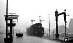 Trostlose Stimmung im strömenden Regen in Emden Hbf. Vor dem Signal in Gleis 6 wartet 012 100. (09.05.1972) <i>Foto: Burkhard Wollny</i>