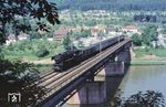 023 061 überquert mit E 1976 nach Heidelberg den Neckar bei Neckargemünd. (05.08.1972) <i>Foto: Dieter Junker</i>