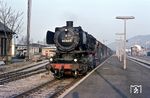 050 830 (Bw Heilbronn) fährt mit einem Güterzug in Neckarelz ein. (16.01.1969) <i>Foto: Dieter Junker</i>