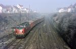 220 010 fährt mit einem Güterzug im aufsteigenden Kältenebel in Bad Friedrichshall ein. (16.01.1969) <i>Foto: Dieter Junker</i>