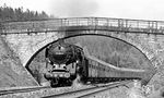 001 088 mit D 852 nach Nürnberg unter der schönen Steinbogenbrücke bei Schödlas. (22.05.1972) <i>Foto: Burkhard Wollny</i>