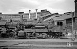 92 2024 des Bw Nürnberg Hbf wurde als letzte Lokomotive ihrer Baureihe am 9. Januar 1962 ausgemustert. Warum sie bereits 1960 bis auf das Lokschild überhaupt keine Eigentumsmerkmale mehr trug, ist unbekannt. (27.05.1960) <i>Foto: Helmut Röth</i>