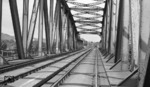 Blick in die wiederaufgebaute Lahnbrücke auf der rechten Rheinstrecke zwischen Nieder- und Oberlahnstein. Im Hintergrund ein ETA 177. (08.1951) <i>Foto: A. Dormann, Slg. W. Löckel</i>