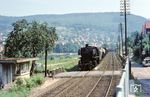 051 575 vom Bw Mannheim mit einem Güterzug am heute aufgelassenen Schrankenposten am Hermann-Löns-Weg in Heidelberg-Schlierbach. (05.08.1970) <i>Foto: Dieter Junker</i>