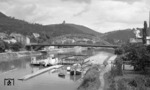 Blick von der rechtsrheinischen Eisenbahnbrücke auf die parallel geführte Straßenbrücke über die Lahn in Lahnstein. Über die Brücke fährt ein Straßenbahnzug der Linie 10. (08.1951) <i>Foto: A. Dormann, Slg. W. Löckel</i>