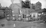 So wie hier sah es wohl 6 Jahre nach Kriegsende in vielen deutschen Großstädten aus: Ruinen an der Rheinstraße in Mainz, dass zu 80 % zerstört worden war. (08.1951) <i>Foto: A. Dormann, Slg. W. Löckel</i>